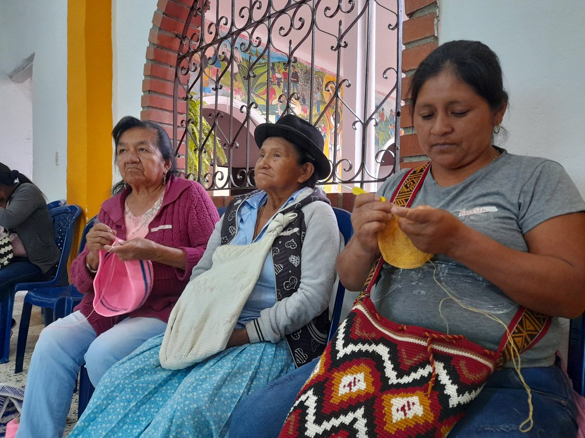 CaldonoPor's tweet photo. #MujeresHiladorasDeLAaPaz continuan  trabajando conjuntamente para seguir fortaleciendo los lazos de #Unidad y #Reconciliación en comunidades nasas, campecinas y reincorporadas. 
#ElFondoAvanza #PazDesdeLaBase #SomosLaPaz 
@FondoONUCol @ONU_es https://t.co/UIr7ELbosG