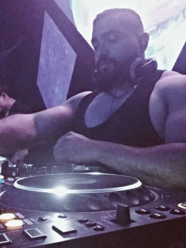 LuisMendozaDj's tweet photo. Una del sábado el GoriDj bien concentradillo 💪🏽🦍🎧🎛🎚🎚🎛 #TabúDisco #Ocampo433 #Monterrey #Dj #Djlife #DjWorld #HouseMusi #Drums #DjLuisMendoza #ResidentDJ #Pioneer #Cdjs2000 #Djm900 https://t.co/hwAFKhCJZt