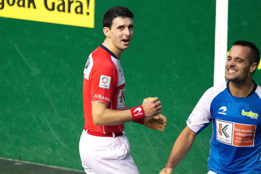 ASPEpelota's tweet photo. Seigarren urtez jarraian Altuna III.a @euskolabel Lau eta erdiko finalerdietan izango da: #Gasteiz -ko Ogetan Ezkurdiaren aurka. 2018 eta 2019 finala jokatu zuten 2 protagonistak berriro aurrez-aurre. Gaur Bengoetxea VI.a kanporatu du 22-7 gaindituz #eskupilota https://t.co/jO7yB605fy