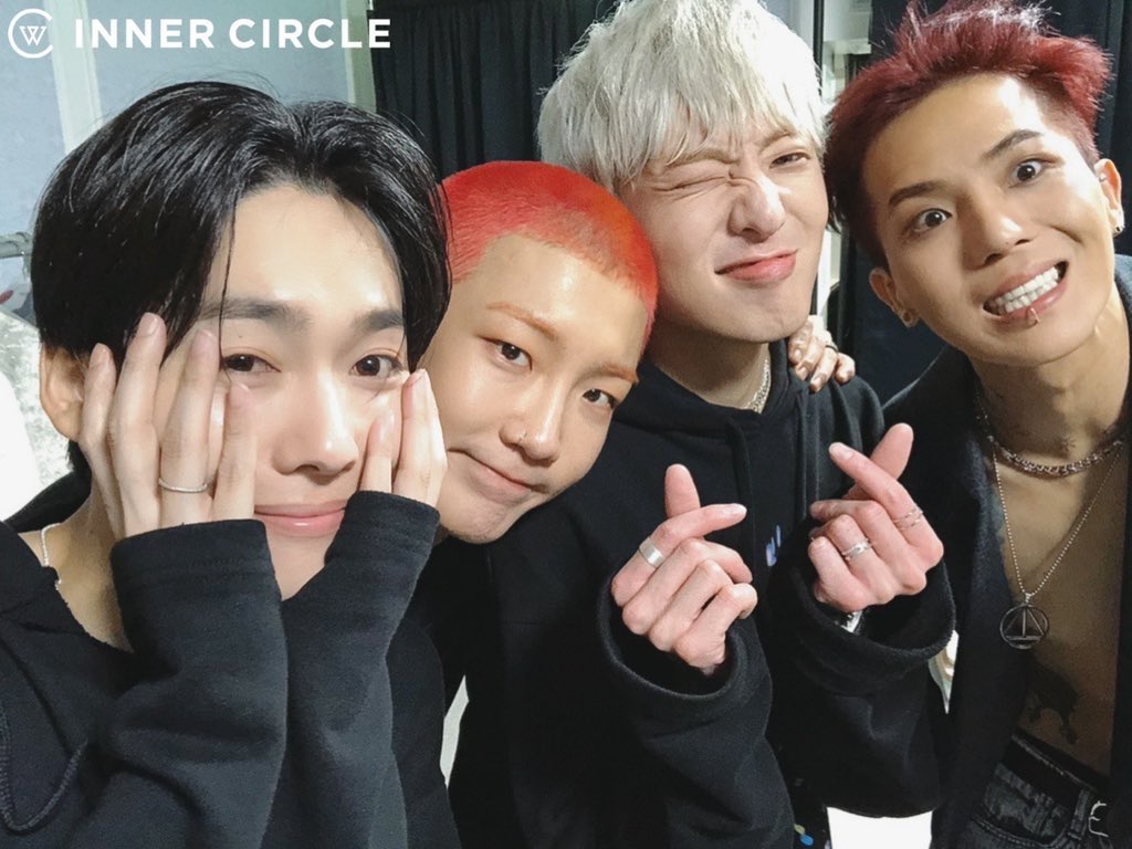 5col_yellow's tweet photo. 2013年10月25日はWINNERの名を手にした日💙
2019年10月26日はCROSSツアーの始まりのソウルコン🖤
写真や動画を見るとほんと、感慨深い🥲
これからも色々あるやろうけど、
WINNERとしていつも全力で頑張ってくれるうぃのを誇りに思う✨
#위너는_8년째_예뻤더라
#8YearsWithWINNER https://t.co/PY4nuekx7H