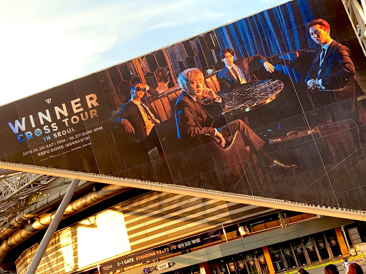 5col_yellow's tweet photo. 2013年10月25日はWINNERの名を手にした日💙
2019年10月26日はCROSSツアーの始まりのソウルコン🖤
写真や動画を見るとほんと、感慨深い🥲
これからも色々あるやろうけど、
WINNERとしていつも全力で頑張ってくれるうぃのを誇りに思う✨
#위너는_8년째_예뻤더라
#8YearsWithWINNER https://t.co/PY4nuekx7H
