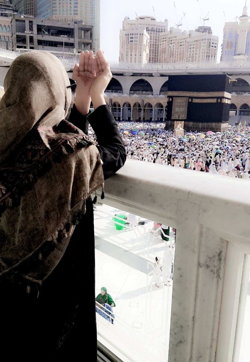 اسلام علیکم 
توکل وہ راستہ ہےجس کے ذریعےآگ ٹھنڈی کردی جاتی ہےجو ایڑھیوں سےزَم زَم نکلوادیتا ہےجو دریامیں راستہ  بنا دیتا ہےجو یُوسف کویعقوب سےملوا دیتا ہےجو شدید طوفان میں کشتی نوح پار لگادیتا ہے
توپھر کیاتم اپنےرب پر توکل نہیں کروگےجو ناممکن کوممکن کرنےکی قدرت رکھتا ہے!💖🔥