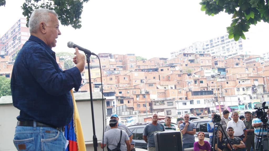 NicolasMaduro's tweet photo. Con gran pesar hoy me toca darle el último adiós a un gran amigo y hermano, David Nieves. Un maestro con quien tuve la dicha de militar y compartir los ideales de justicia y libertad. Gracias por ser ejemplo y luz. Te recordaré siempre. Fuerza a sus familiares y amigos. https://t.co/lBGV9WEhYI