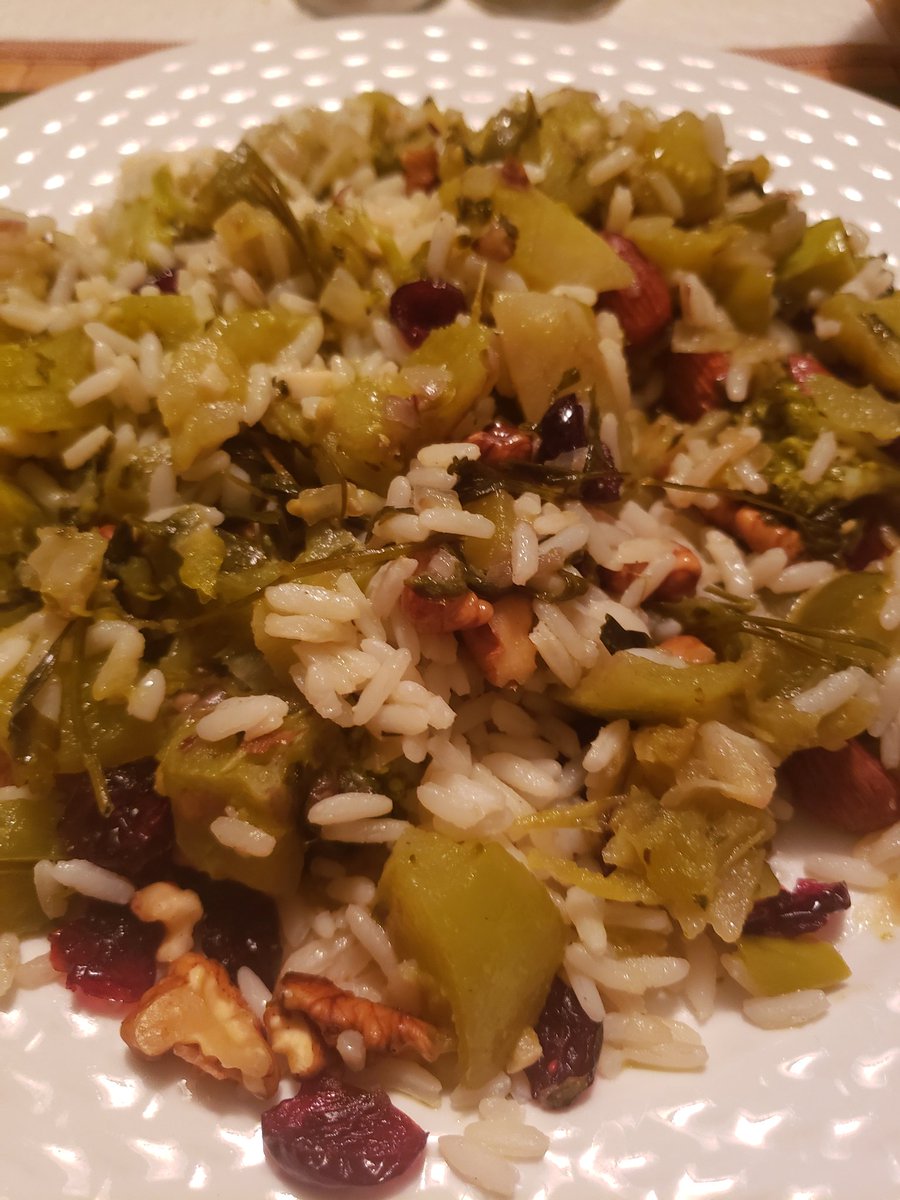 NickolasHadzis's tweet photo. #dinnertonight #vegetables #greens #almonds #walunuts #driedcranberries #overrice #friedgreentomatoes #stirfry https://t.co/EYou5cIOGj