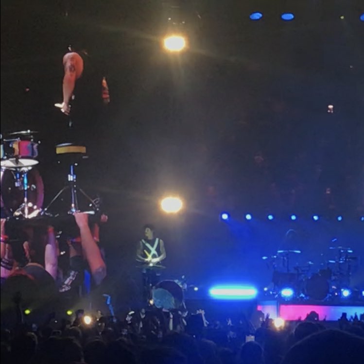 fl0wercr0wnkian's tweet photo. words + pictures can never describe how much @twentyonepilots means to me + how many dark times they’ve pushed me through (+ how blown away i still am that i got to touch tyler’s hand after 7 years) these shows were unforgettable. feel free to #takeoverboston anytime ψ |-/ https://t.co/SrTOqNBch5