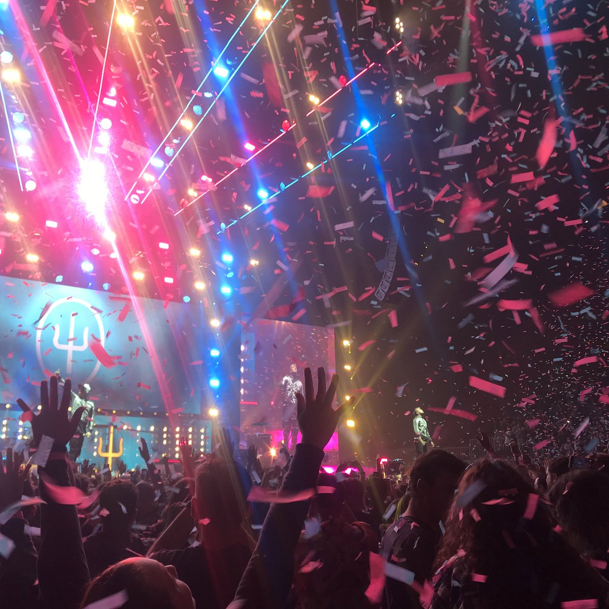 fl0wercr0wnkian's tweet photo. words + pictures can never describe how much @twentyonepilots means to me + how many dark times they’ve pushed me through (+ how blown away i still am that i got to touch tyler’s hand after 7 years) these shows were unforgettable. feel free to #takeoverboston anytime ψ |-/ https://t.co/SrTOqNBch5