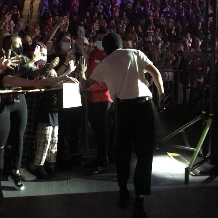 fl0wercr0wnkian's tweet photo. words + pictures can never describe how much @twentyonepilots means to me + how many dark times they’ve pushed me through (+ how blown away i still am that i got to touch tyler’s hand after 7 years) these shows were unforgettable. feel free to #takeoverboston anytime ψ |-/ https://t.co/SrTOqNBch5