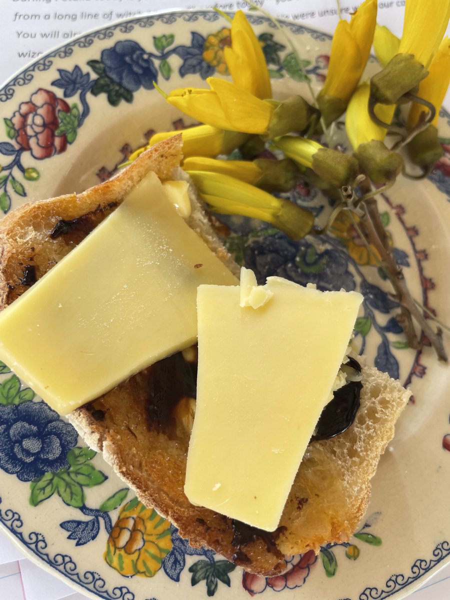 janeebloom's tweet image. Equal parts: Butter,  marmite and cheese #sendingit