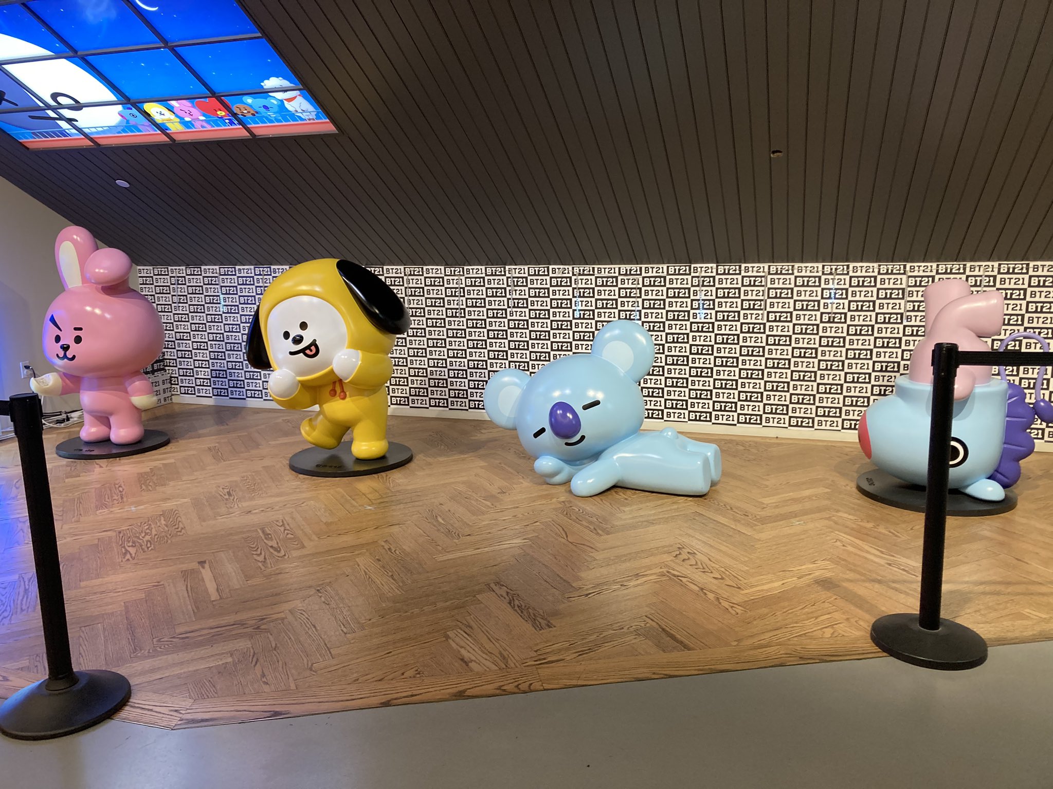 남준scholar Went To The Bt21 Store In Ny Bts Bt21クッキーチャームコット T Co M1uymguk9r Twitter