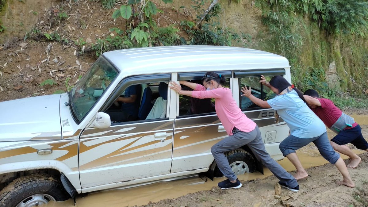 DirHealth_ArPr's tweet photo. On the way to an out reach vaccination program, Kembang, Kra Daadi district.

Please note two lady staff pushing the vehicle.

Faulad ka Dil aur Patthar ka Jigar💪💪
@ArunachalDIPR
@DDNewsArunachal 
@arunachaltimes_
@DawnlitPost https://t.co/x9sJkbEsKR