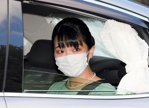 朝日新聞デジタル 眞子さま 佳子さまと抱き合って別れ 秋篠宮ご夫妻も手を振り見送る T Co Dxp3f6i2nt 眞子さまは水色っぽいワンピース姿で 秋篠宮ご夫妻 佳子さまとひとりずつ言葉を交わし 佳子さまとは抱き合った 職員や報道陣に一礼し 車