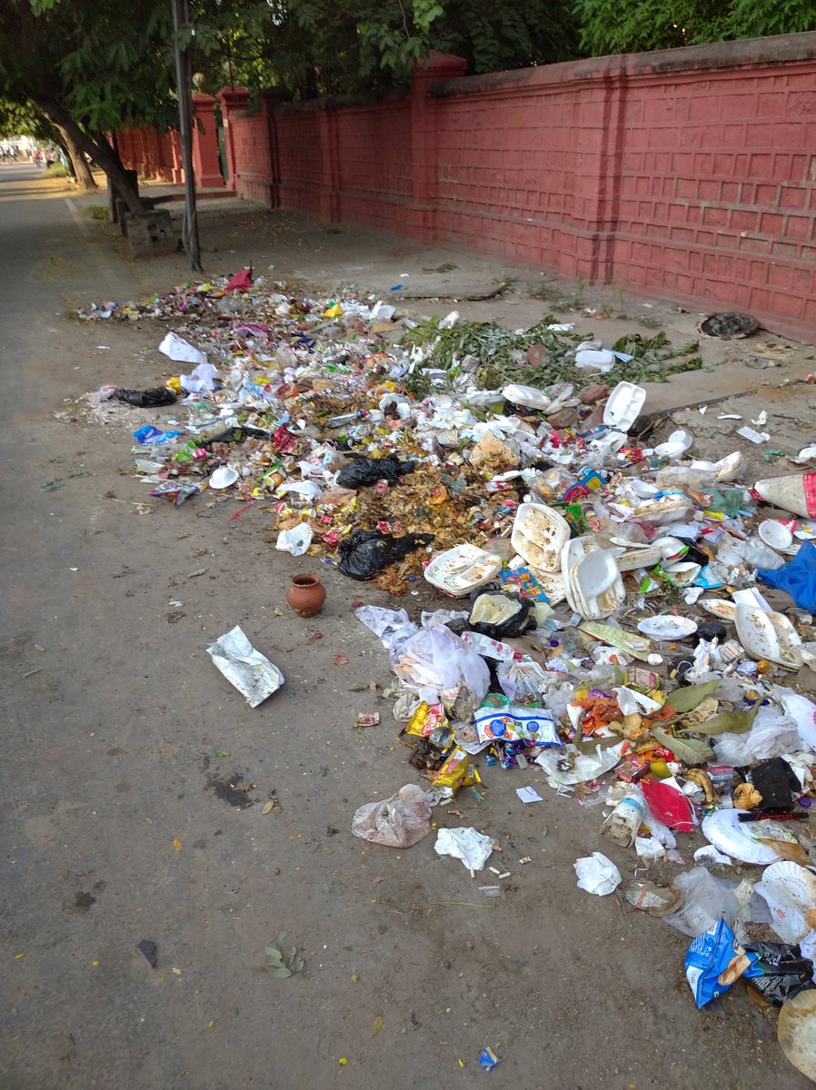 @nagar_jaipur sharing a picture of garbage on road opp Man Upasana .Sardar patel Marg #jaipur#cleanjaipur#myjaipur