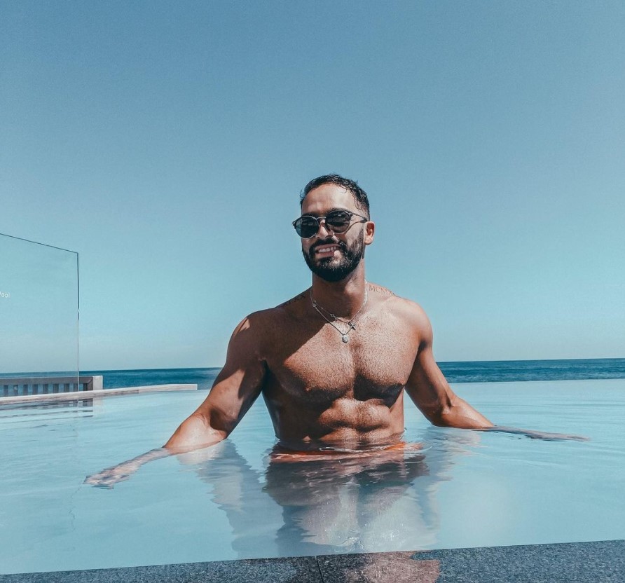 The view is included, the abs are not. 🌊