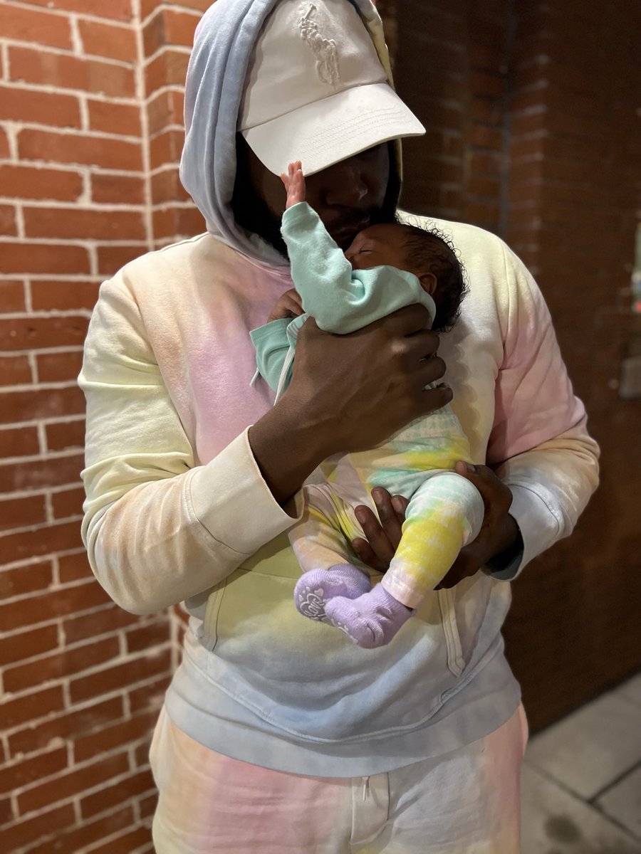 dejaxvu_'s tweet photo. making this dad shit look easy; love that for her 💛💓 https://t.co/JiENPLpf9t