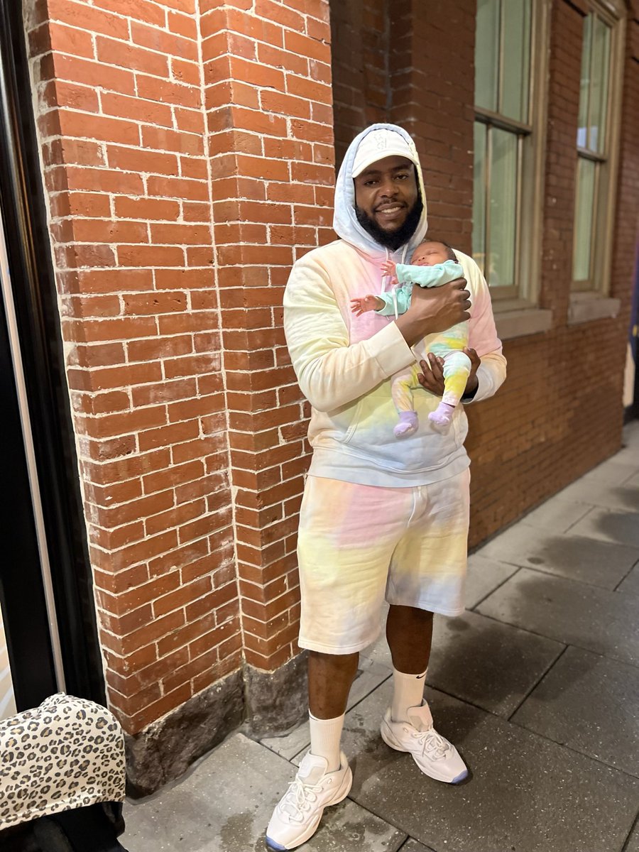 dejaxvu_'s tweet photo. making this dad shit look easy; love that for her 💛💓 https://t.co/JiENPLpf9t