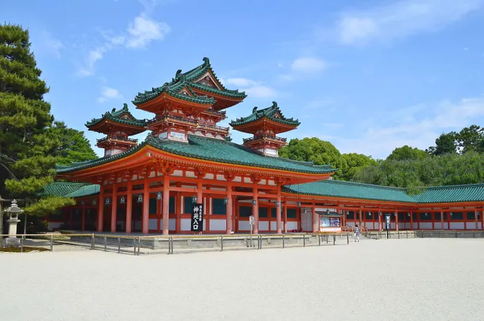 Arsitektur Periode Heian di Kuil Heian Kyoto. Gaya brilian memberikan petunjuk tahun damai meskipun dekaden era itu. Foto: owlcation.com.