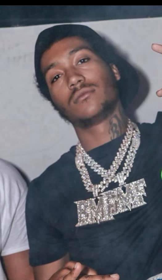 flowered_one's tweet photo. This nigga right here got me wanting to wear his chain and scream “50 BOYZZZZZ FUCK 12ST 🗣🖕🏾” ALL DAY😂🤣🤣 https://t.co/cfWUvQucQA