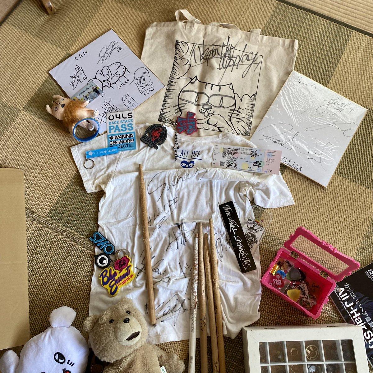 37nyan0422_'s tweet photo. 出てくる、出てくるお宝たちが(*´艸`)❤︎
一生片付け終わらん気がする……

(ごく一部、まだまだあるよ〜w)
#04LS
#Crossfaith
 #BLUEENCOUNT
 #THEORALCIGARETTES
 #SiM
#coldrain
 #HEYSMITH
 #ALLOFF
#彼女inthedisplay
 #PulseFactory https://t.co/LGnWEkXClj