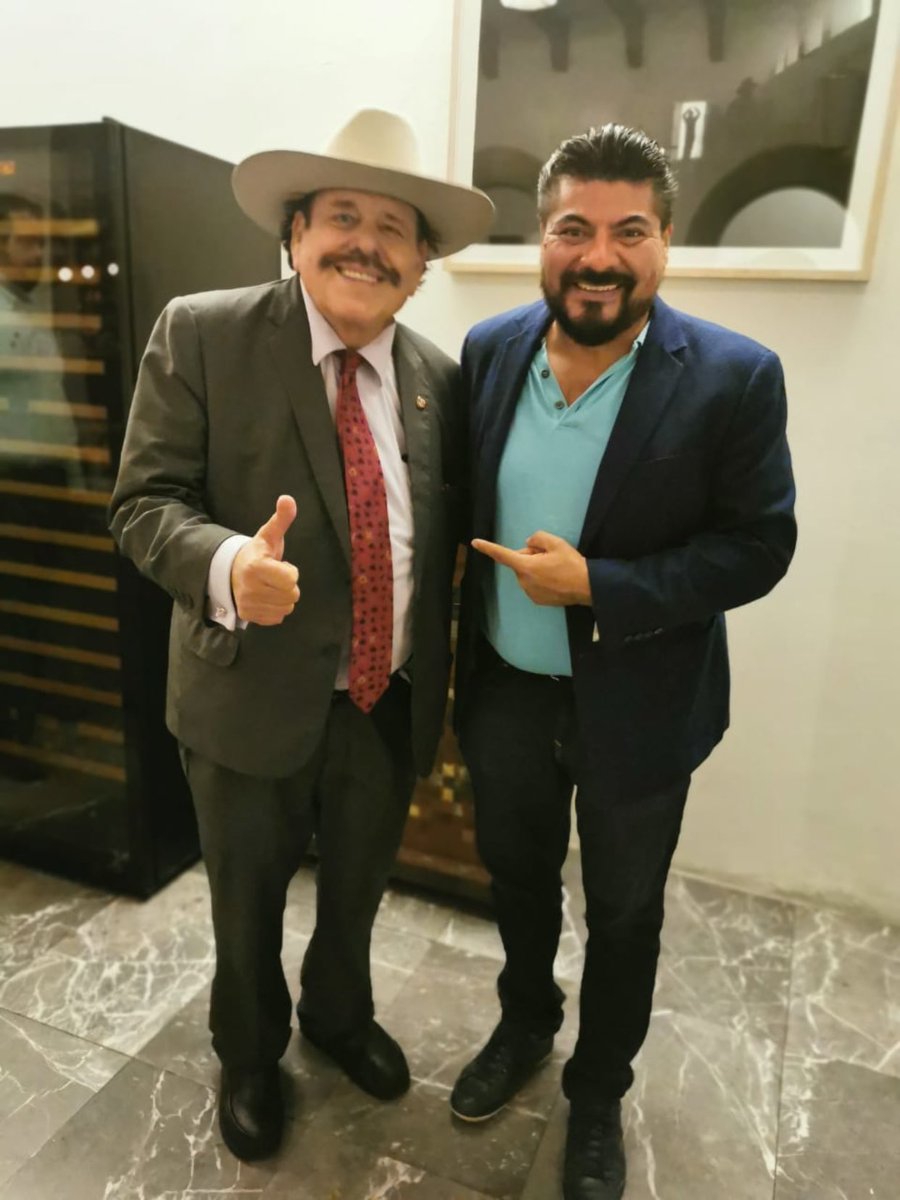 ruizolmedojesus's tweet photo. Grata charla sobre la 4a. Transformación y lo que viene para Oaxaca y México, agradezco la visita a #Pitiona de los Senadores de la República Ricardo Monreal, Lalo Ramirez el jaguar de Chiapas y en especial de Armando Guadiana, gran ser humano.
#4Transformación
#Oaxaca https://t.co/p2RWeWfYVY