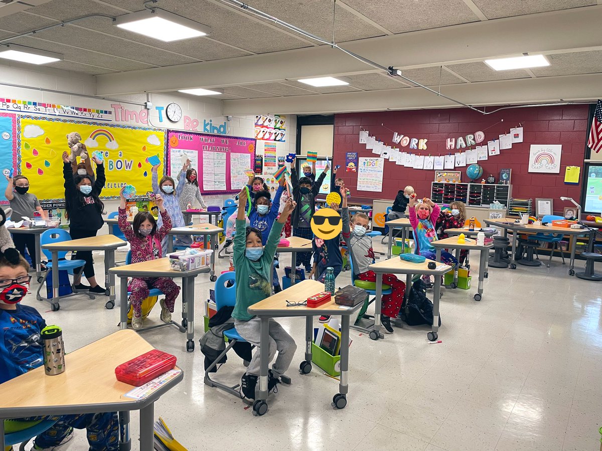 MissSavage142's tweet photo. Today was pajama day AND students earned a fidget party as a whole class reward for how hard they worked in the first quarter! What a fun day in 2nd grade🐾 #kerkstracougars #room14 https://t.co/7gyZNT48yK