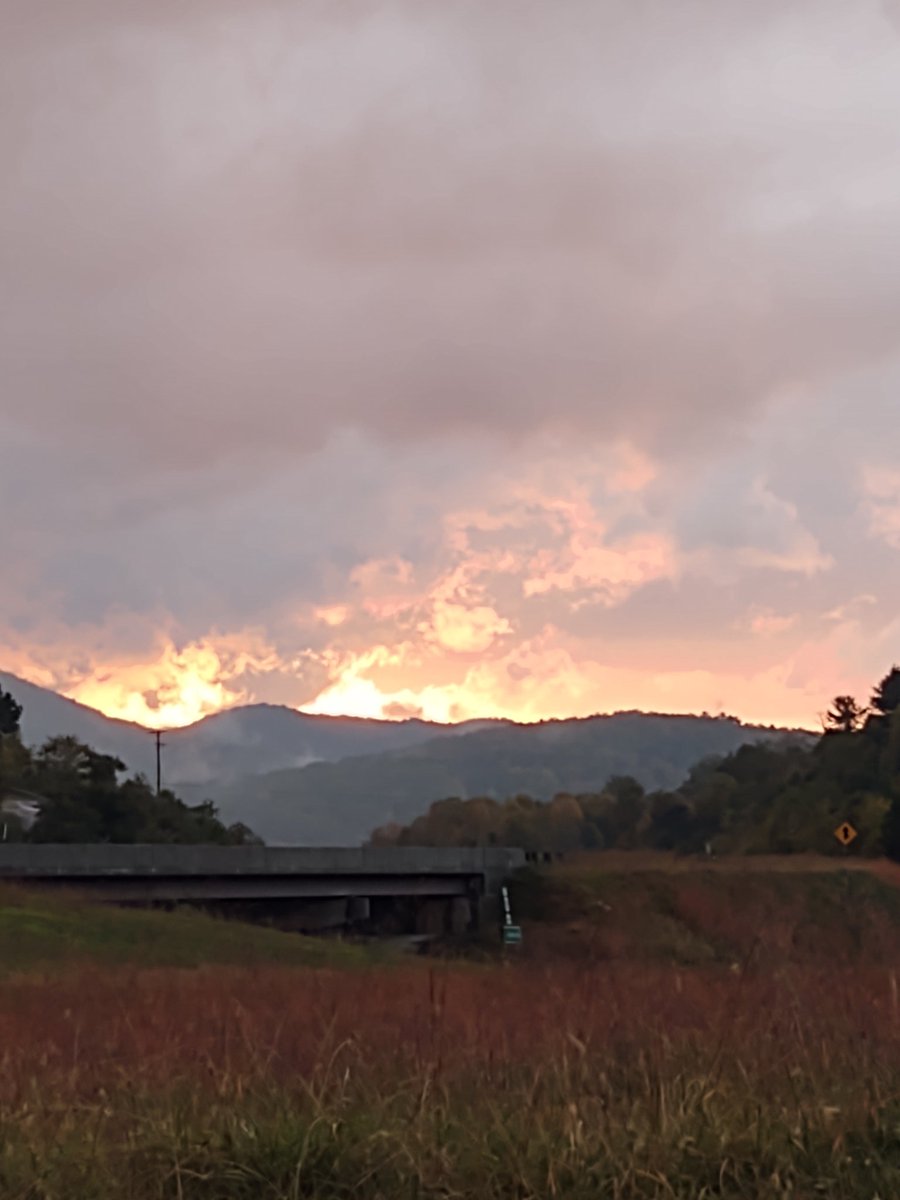 medic1692's tweet photo. Sunset after the storm in Stuart, VA. #vawx #pcva @WDBJ7Weather @wattsupbrent @NWSBlacksburg @WSLSWeather @jameysingleton https://t.co/q22fBXIa56