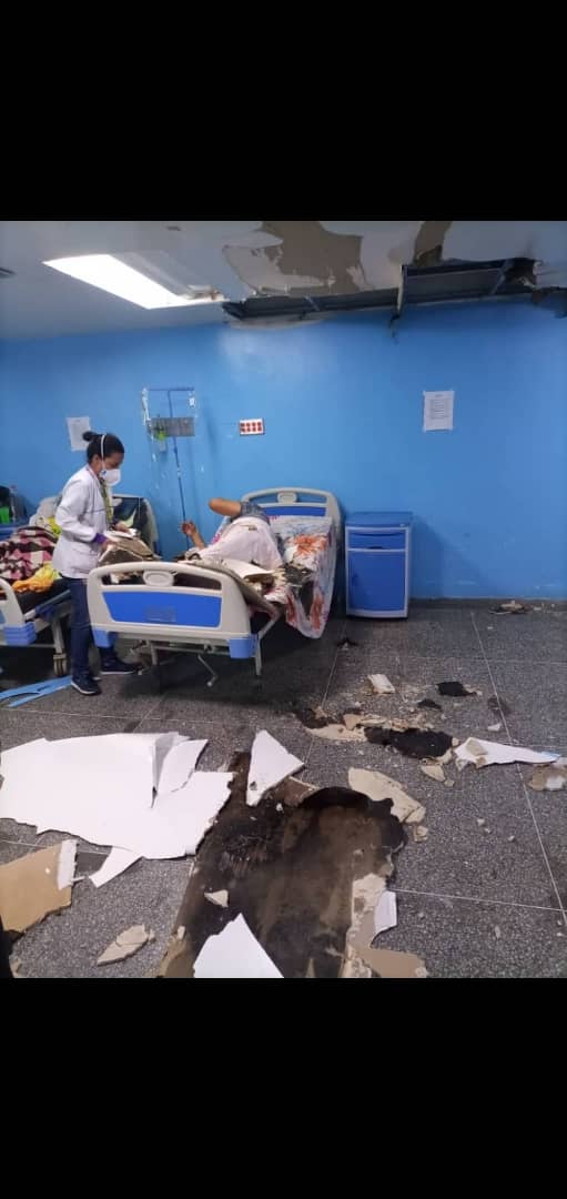 Xavi20230's tweet photo. Da tristeza ver tanto deterioro de los hospitales del país.

En el Hospital Israel Ranuarez Balza de San Juan de los Morros parte del techo de la unidad de trauma shock le cayó encima a un paciente.

📷 Cortesía https://t.co/SgzS5KlIx8