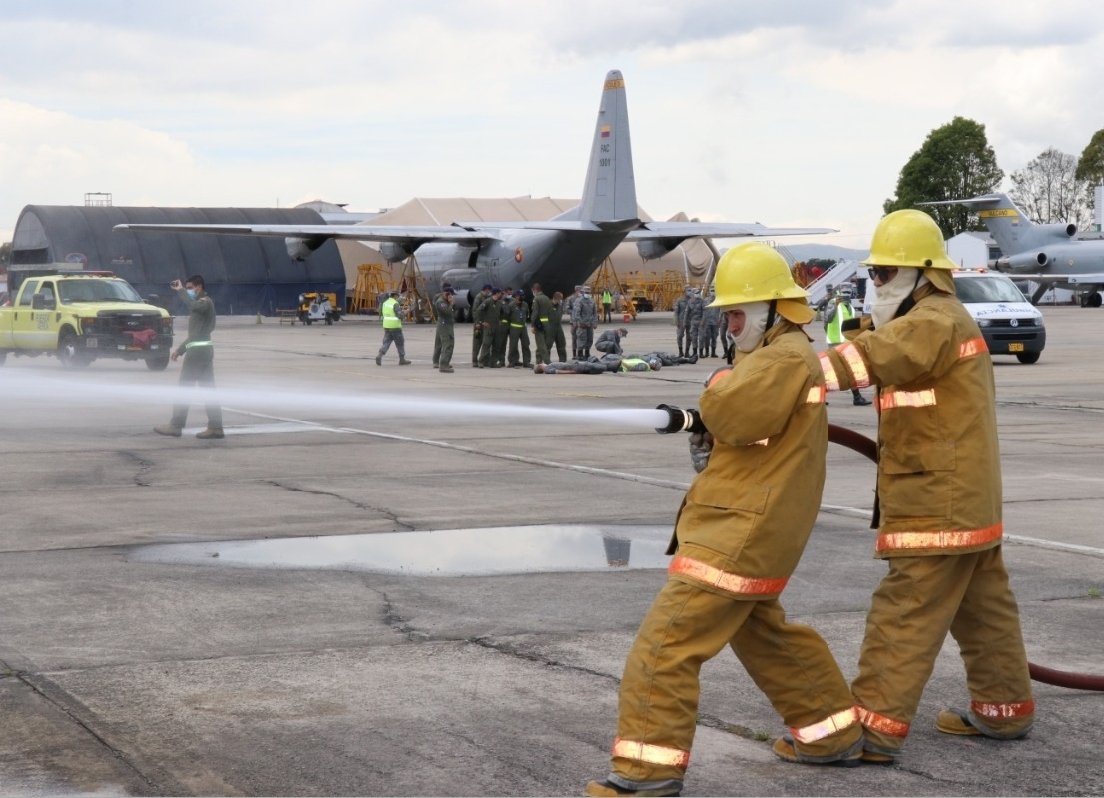 FuerzaAereaCol's tweet photo. Manteniendo un máximo grado de alistamiento en caso de presentarse un accidente aéreo, su @FuerzaAereaCol realizó simulacro que fortalece la capacidad de reacción ante este tipo de emergencias.

👉 https://t.co/HezGOwTyxF

#MiFuerzaAérea🇨🇴#AdAstra #CATAM https://t.co/LvagrJlLOe