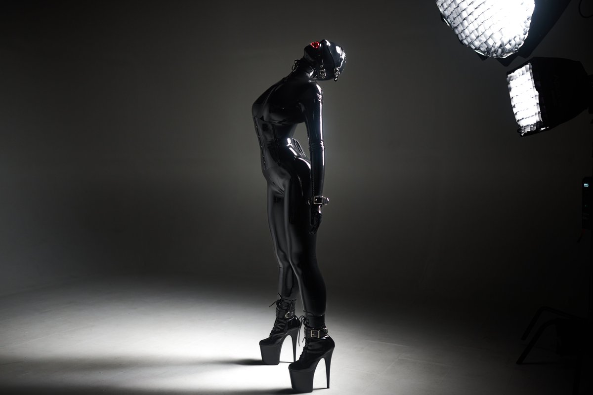 levidevisuals's tweet photo. BTS with @ana_loves_latex 

#latexcatsuit #fetishphotography https://t.co/XXXQ4ZJSkc