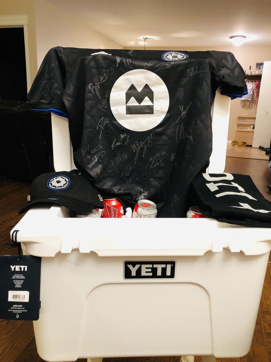 mctear_js's tweet image. Merci @clubdefootmtl et @BudweiserCanada pour ce magnifique prix 😍 Vraiment content ! 🥳 #CFMTL #FanDuMois