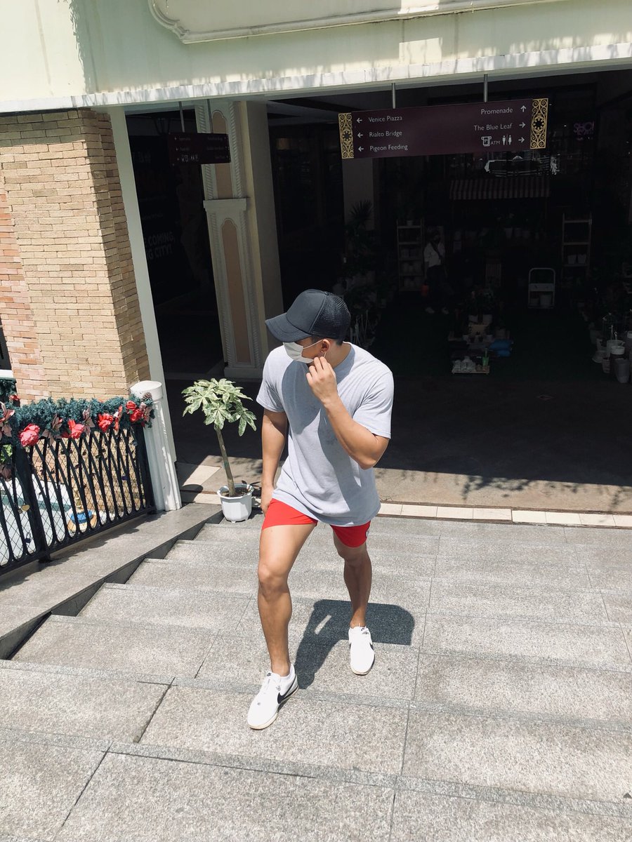 Vilhm95's tweet photo. You walk by yourself,its means you are Single🥺. https://t.co/GlfERlgrJe