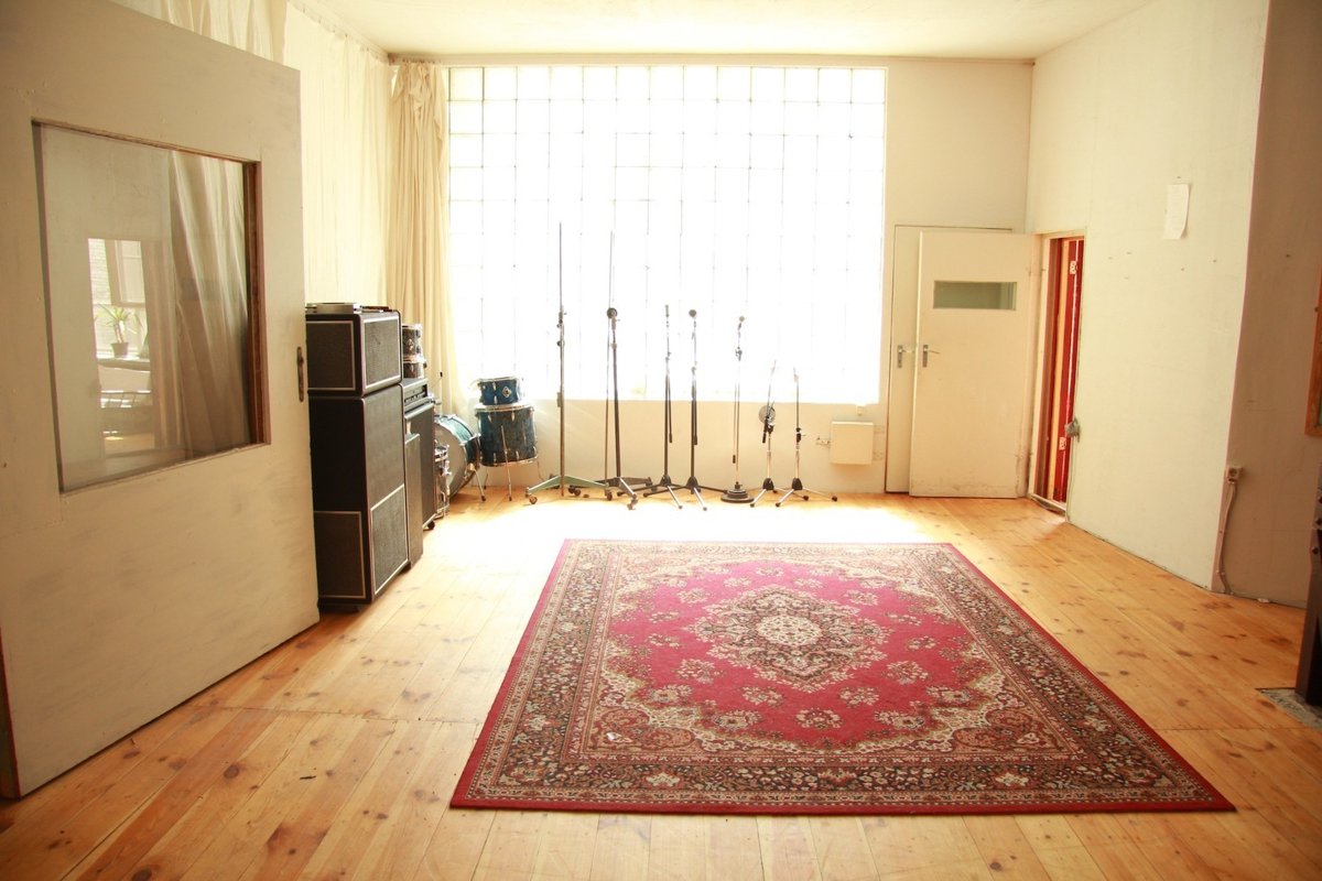 Looking for a unique music studio in Berlin?

This recording &amp; mixing studio is set in an open space and has an impressive collection of vintage gear. 

It's available to book starting at only $30/hr on <a href="/studiotimeio/">Studiotime</a>

studiotime.io/l/golden-retri…