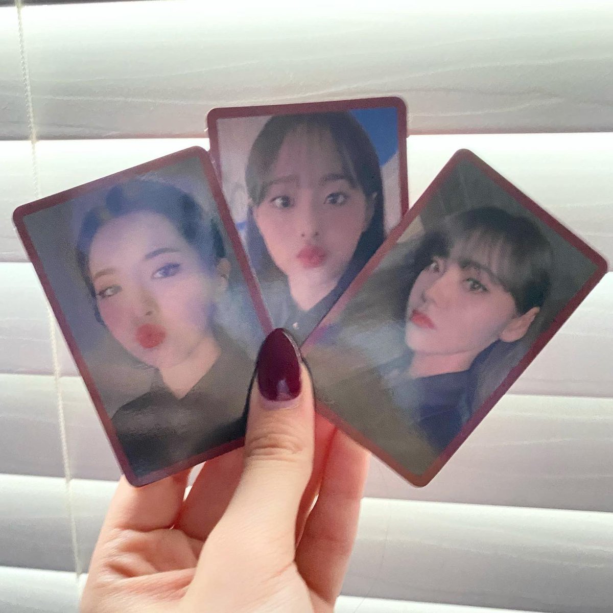 izelris's tweet photo. WTS LOONA # LIMITED ALBUM A &amp; B VER
- most inclusions (both posters, olivia, chuu, jinsoul pcs) also random heejin pc 
- price: $30 for both
- WW pay extra for shipping
- located in the US
- dm for inquiries &amp; video proof
#wtskpop #kpopwts #loonawts #wtsloona #loonaphotocard https://t.co/Re20jwGd0R