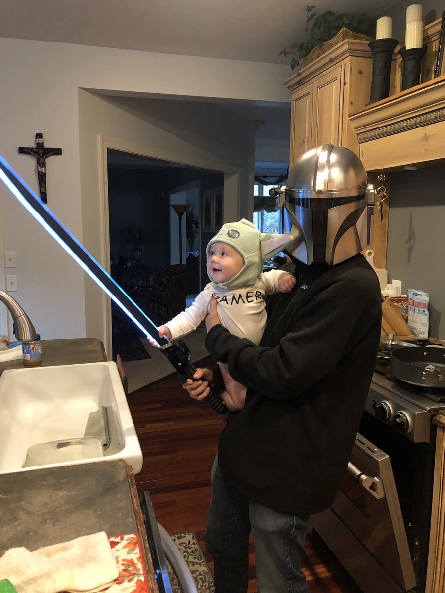 ParMonty's tweet photo. #StarWars #Mandalorian Lincoln and I getting ready for Halloween https://t.co/7ywiQIcnJW