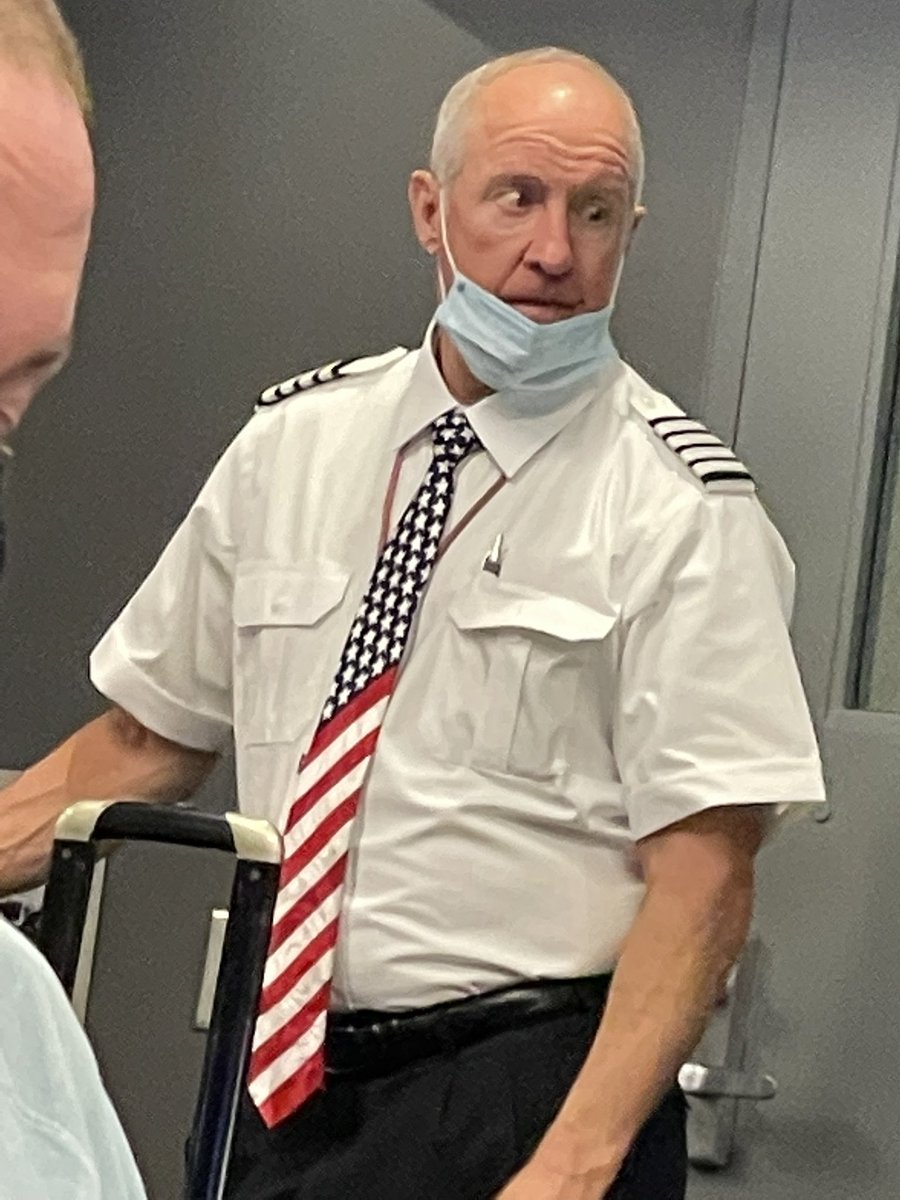 iakonafuji's tweet photo. @SouthwestAir Great mask etiquette via #SouthwestAirlines pilot 🥴 https://t.co/kPComg9yVk