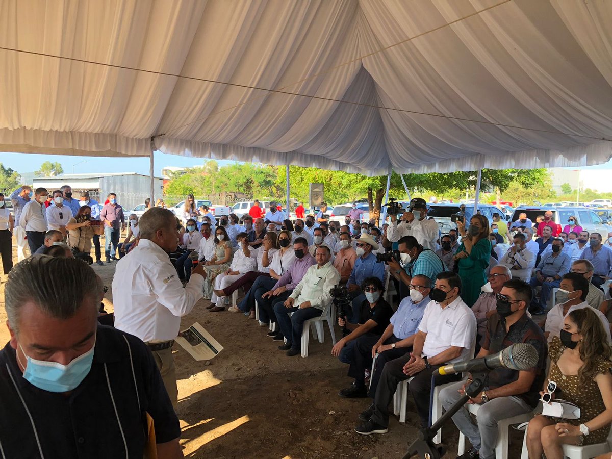 Esta mañana, acompañé al gobernador <a href="/QuirinoOC/">Quirino Ordaz Coppel.</a> al arranque de la avenida Delfín , una obra que ayudará mucho a la movilidad del puerto.
