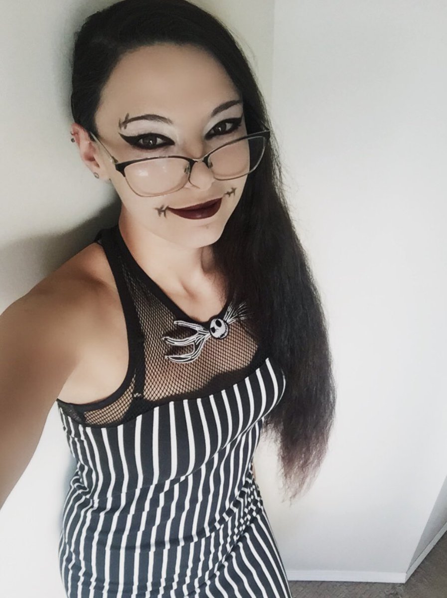 mal_mistress's tweet photo. Pumpkin Queen vibes going live now for a new day on @twitch 👻 come check out day 5 of my first playthrough of #theouterworlds #spookyseason #spookybabe #jackskellington #spookycute #halloweencostumes #cosplaylife #nightmarebeforechristmas #jackthepumpkinking #pumpkinqueen https://t.co/f4Rf2BaJnP