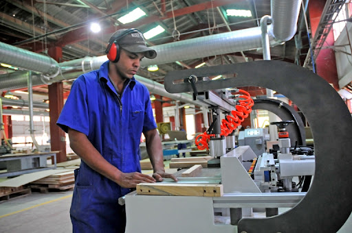 PrensaGtmo's tweet photo. Director de la Industria Cubana del Mueble #DUJO, en visita a #Guantánamo, felicitó al colectivo de #MueblesImperio por ser una de las empresas más eficaces en #Cuba en el sector y mantener la vitalidad durante la peor etapa de enfrentamiento a la #COVID19 https://t.co/m3cf73nbXk https://t.co/Y1vaSx7ZnT