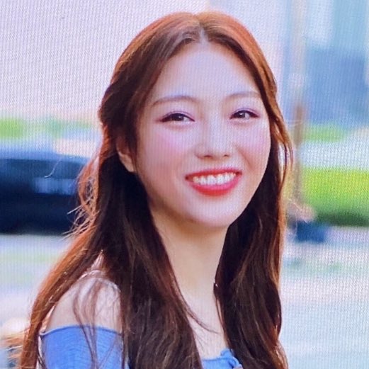 haneulzones's tweet photo. thinking about her smile <3 she’s so beautiful https://t.co/0SENYhCXxJ