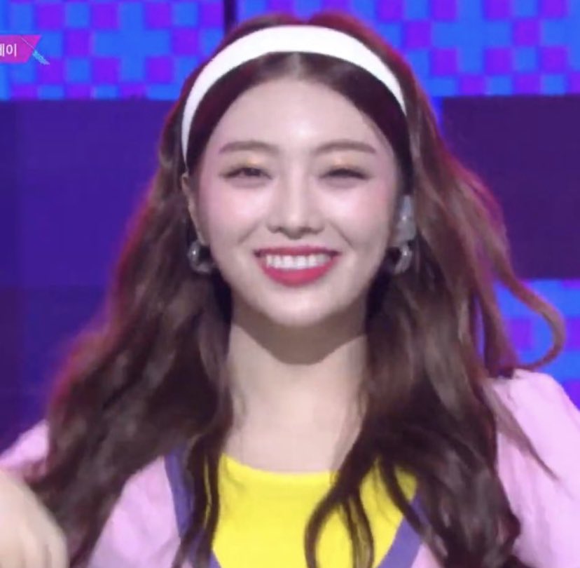 haneulzones's tweet photo. thinking about her smile <3 she’s so beautiful https://t.co/0SENYhCXxJ