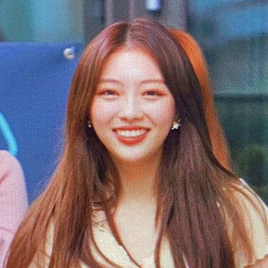 haneulzones's tweet photo. thinking about her smile <3 she’s so beautiful https://t.co/0SENYhCXxJ