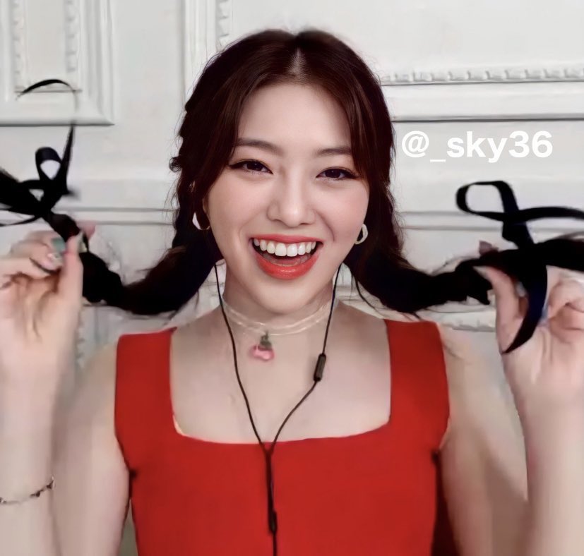 haneulzones's tweet photo. thinking about her smile <3 she’s so beautiful https://t.co/0SENYhCXxJ