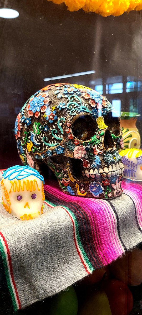 LatinxHigh's tweet photo. DIA DE LOS MUERTOS display case done by CONEXIÓN! @DM_North https://t.co/qDCrClsUnt