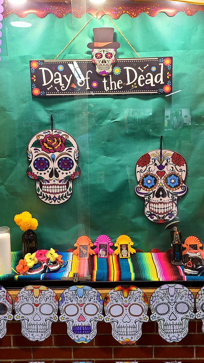 LatinxHigh's tweet photo. DIA DE LOS MUERTOS display case done by CONEXIÓN! @DM_North https://t.co/qDCrClsUnt