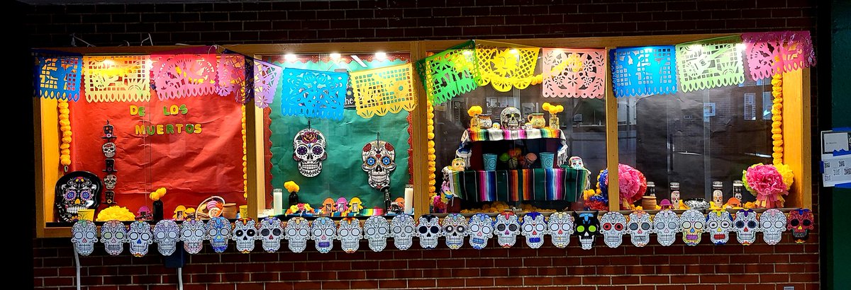 LatinxHigh's tweet photo. DIA DE LOS MUERTOS display case done by CONEXIÓN! @DM_North https://t.co/qDCrClsUnt