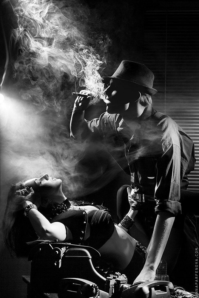 esmariorafael's tweet photo. Me sumergí en el manantial de humo, de su olor a cuero, de los sonidos incesantes de mi vieja máquina de escribir, que aún uso para hablar de ella, para hablar de esa indomable forma de hacerme volcar por ella todas mis letras todas mis líneas. #RetoLiterpo https://t.co/oviSMbnJ7X