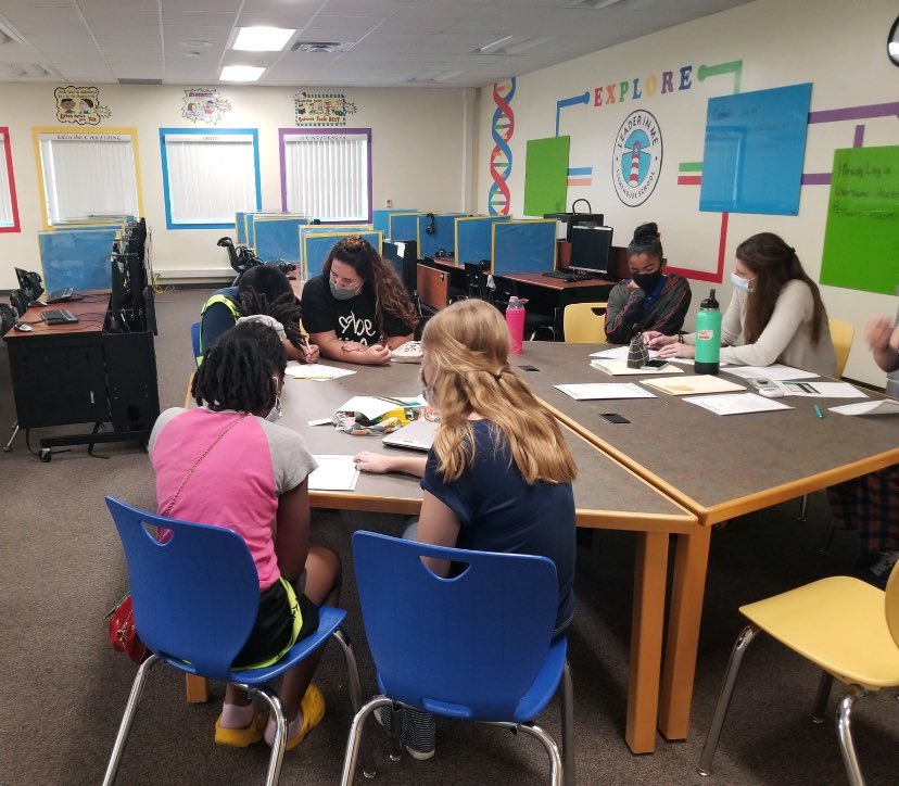 MullerMagnet's tweet photo. Our amazing 4th and 5th grade students met with the leadership team today to conference about their individual data and discuss next steps for meeting goals!  #growthmindset #leaderinme @SDHCMagnet #weareinthistogether @HillsboroughSch https://t.co/lteoynFmiK