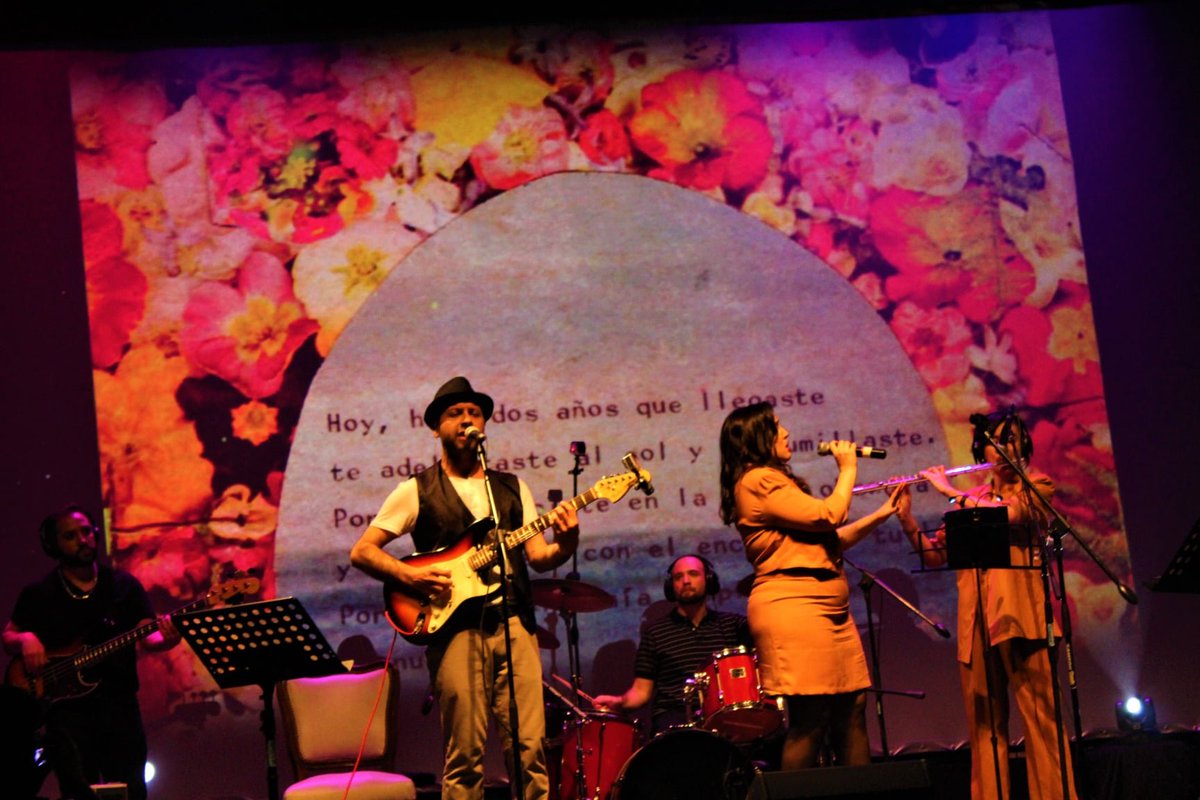 Memoria3F's tweet photo. Imágenes de una noche especial, que incluyó la presentación en vivo del disco "Memoria de la Persistencia" de @temporalcancion y el cierre de "Afiches x la Identidad 2021", con la presencia de Delia Giovanola, fundadora de @abuelasdifusion 
#PlantamosMemoria https://t.co/RKerVOH9I6