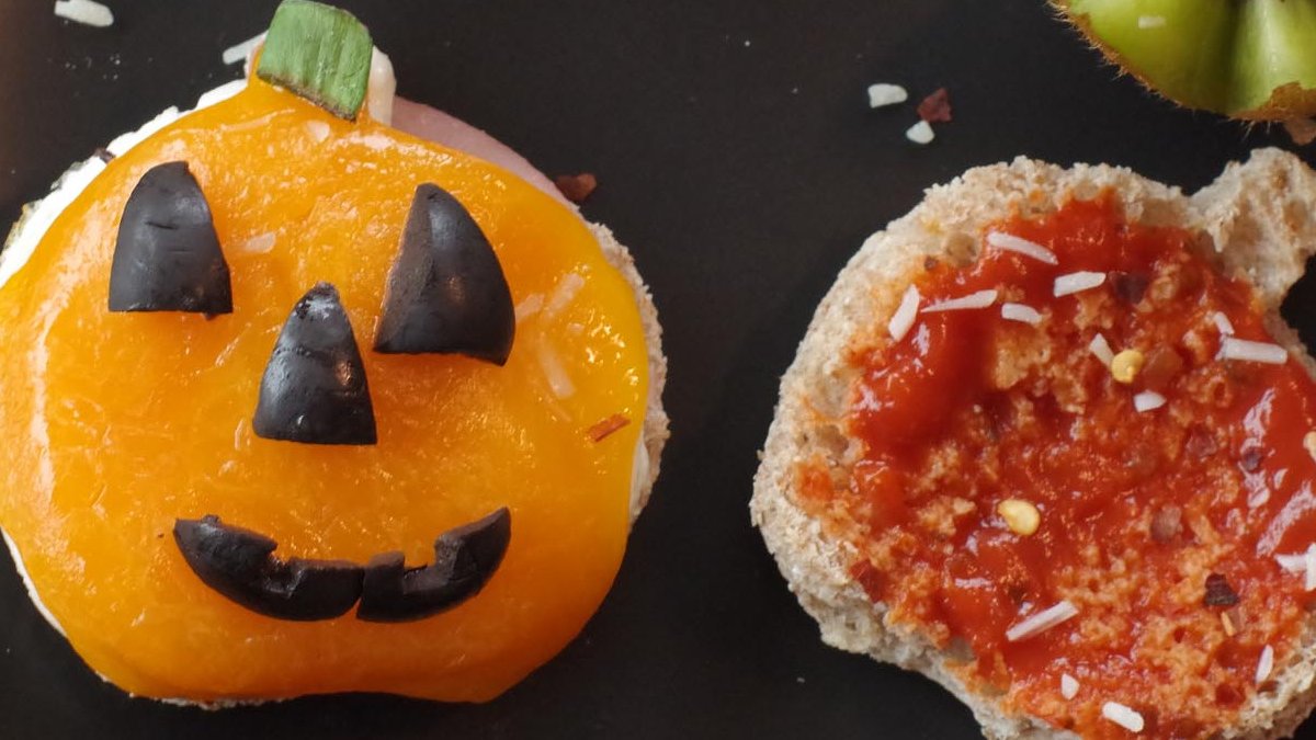 FoodMeanderings's tweet photo. It only comes around once a year,🎃so start celebrating early with this fun, healthy and easy #halloween Breakfast Pizza Sandwich! Recipe HERE: https://t.co/NFyTt1hqWg #breakfasttime https://t.co/nxZoXmrmYv