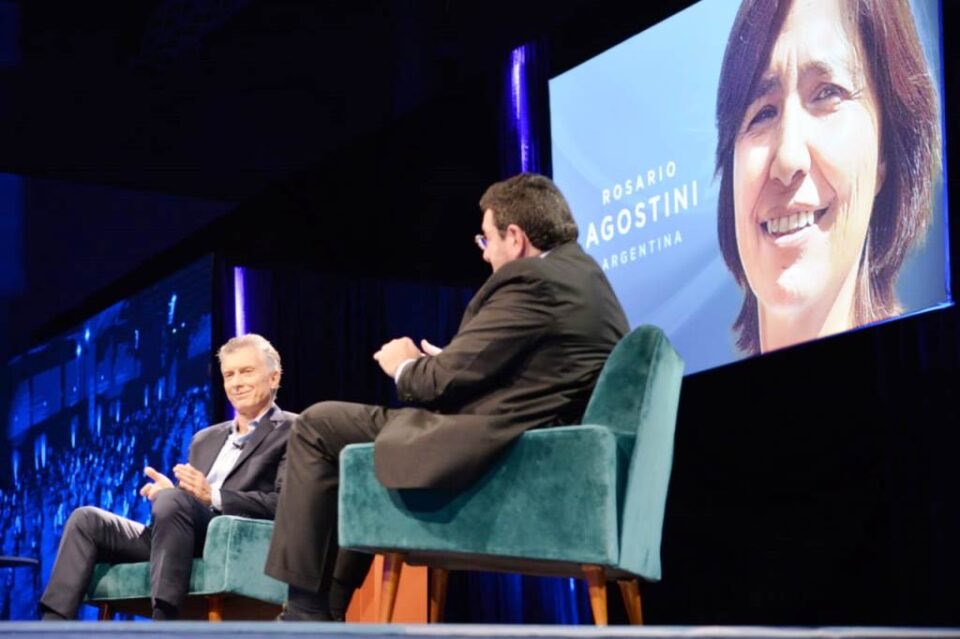 UnidaRepublica's tweet photo. Este miércoles 27 a las 19 hs. los invitamos a ser parte del encuentro con @mauriciomacri. El evento será conducido por @andreshibarra. Pueden registrarse en https://t.co/dOSaVpu3I5
¿Saben algo? Tenemos una hermosa sorpresa para ustedes ¿#PeponilaConMacri? ¿Qué opinas @peponila? https://t.co/XBaukkyxEF