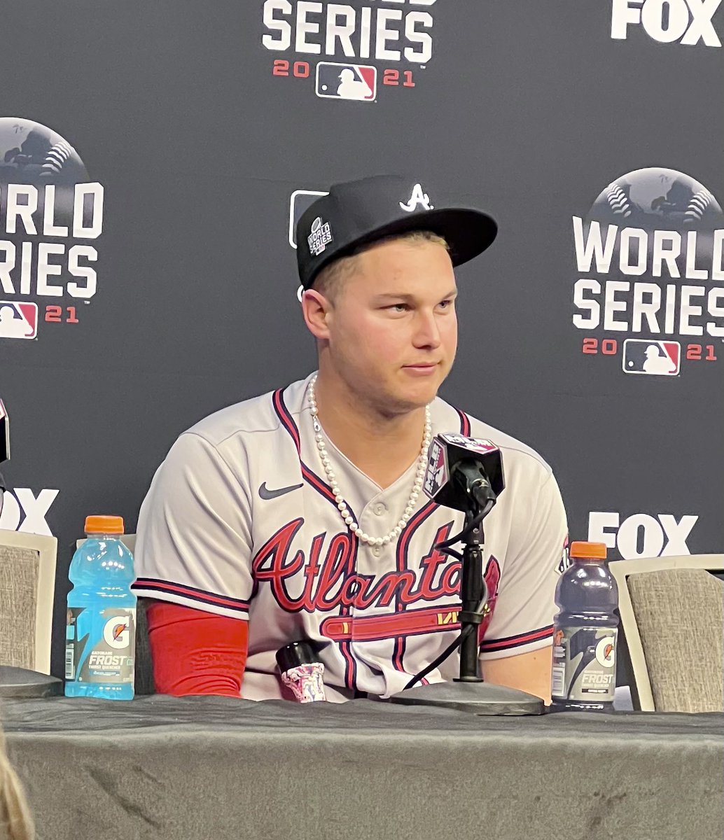 PaulByrd36's tweet photo. “When I walked into the Braves Locker Room for the 1st time it was really sad. I thought, man, this isn’t the same team I played against. Had a bunch of injuries and bad luck… I got with Vogt and we said, ‘we’ve gotta change this,’ so we tried to make things fun.” @BravesOnBally https://t.co/3nF8x8TbJi